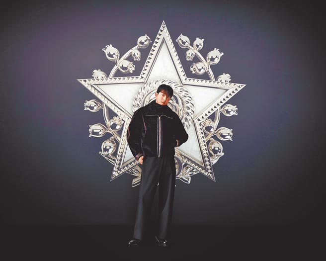 欧爸南柱赫以一身神秘黑拍照支持。（Dior提供）