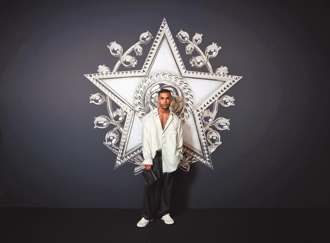 因《艾蜜莉在巴黎2》而爆红的卢辛，帅度和身材都无话可说。（Dior提供）