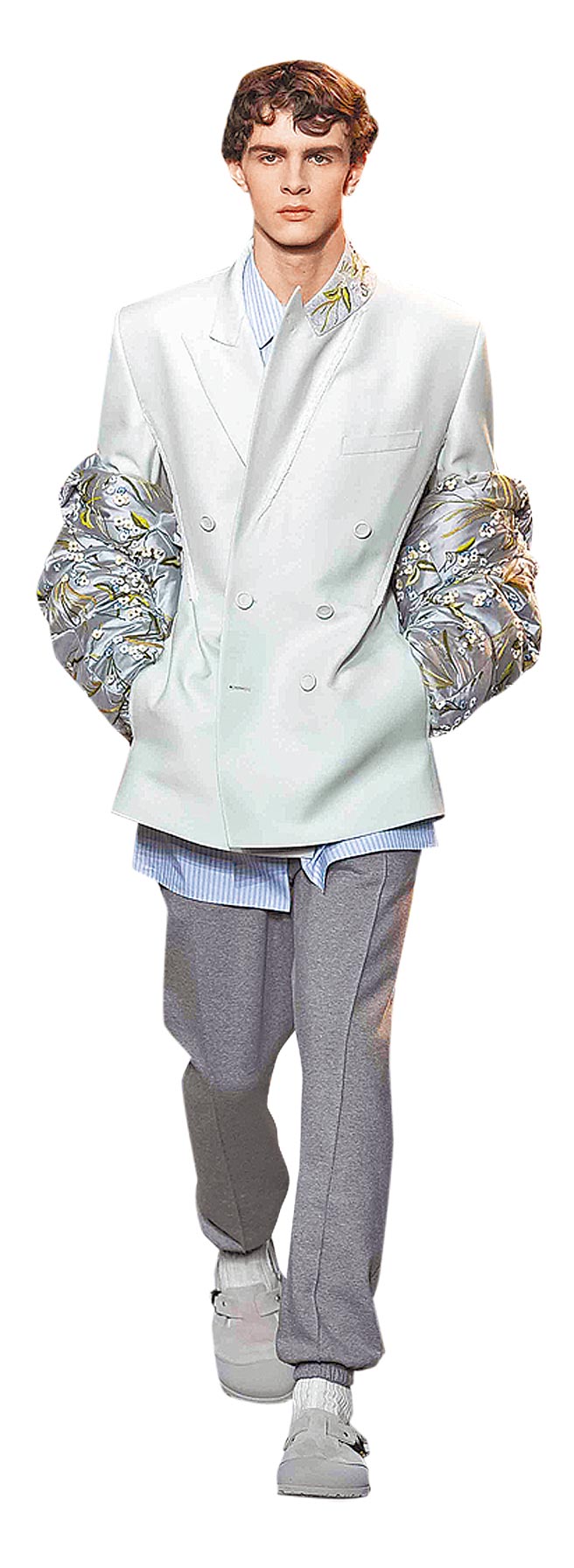 米白剑领双排扣外套的刺绣袖套，工艺相当惊人。（Dior提供）