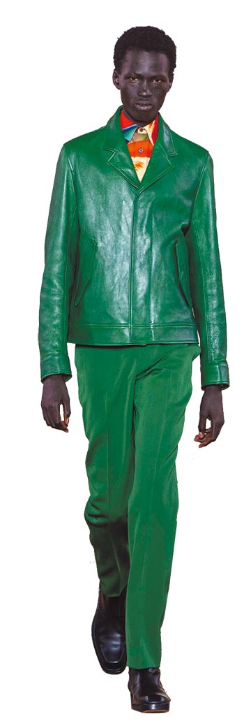 Paul Smith这季绿色皮夹克与棉布长裤，营造復古又带科幻感的秋冬造型。（Paul Smith提供）