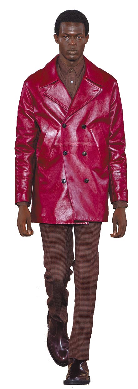 显眼的红色海军夹克搭配细格纹上衣与长裤，是完美的70年代风格。（Paul Smith提供）