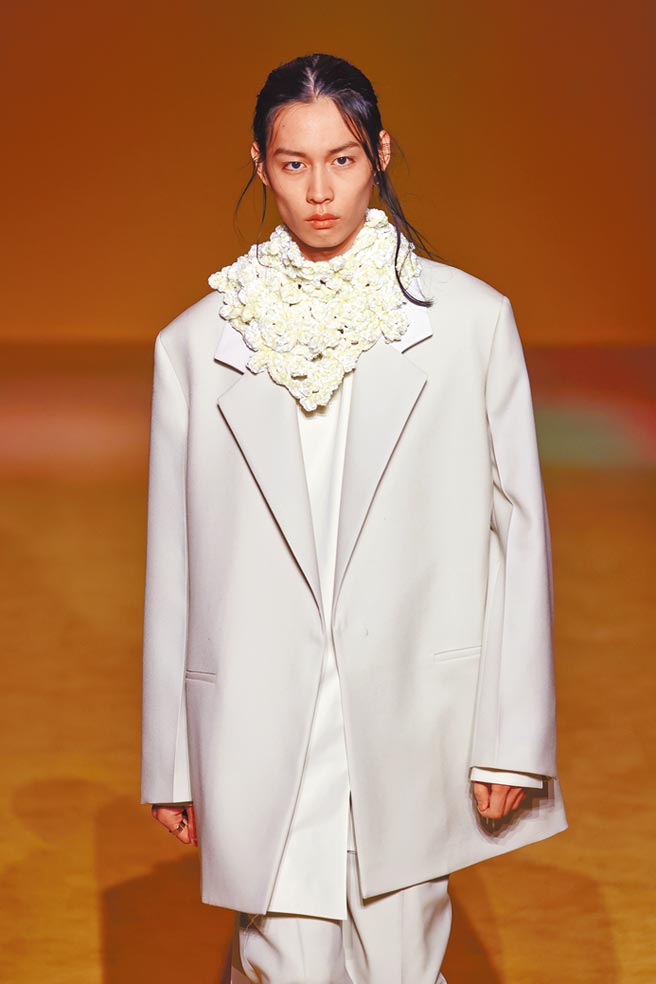 宽大俐落的西装，与充满细节的针织围巾，打造出不一样的男装结构。（CFP）