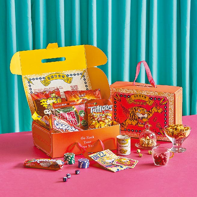 OK超商异国新年零食箱新年超值箱，599元。（OK提供）
