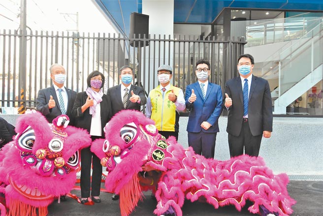 和泰彰化厂办大楼竣工典礼，和泰服务行销董事长王玄郎（左起）、彰化县长王惠美、和泰兴业总经理林鸿志、彰化市长林世贤、和泰兴业副总经理田中敏之、和泰兴业中彰投区处长苏新智。（和泰兴业公司提供）