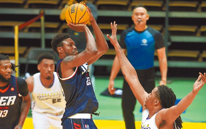 洋将厄力（前左）全场狂砍36分15篮板，帮助新北中信特攻击败桃园云豹。（中央社）