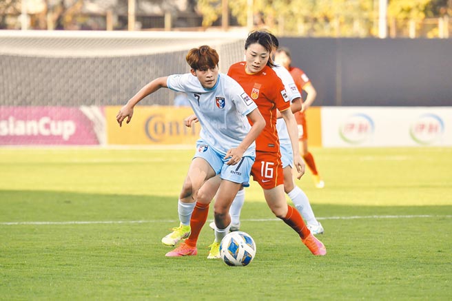 中华女足射手陈燕萍（前）首战中国大陆，忙于左路防守，参与攻击的机会不多。（中华足协提供）