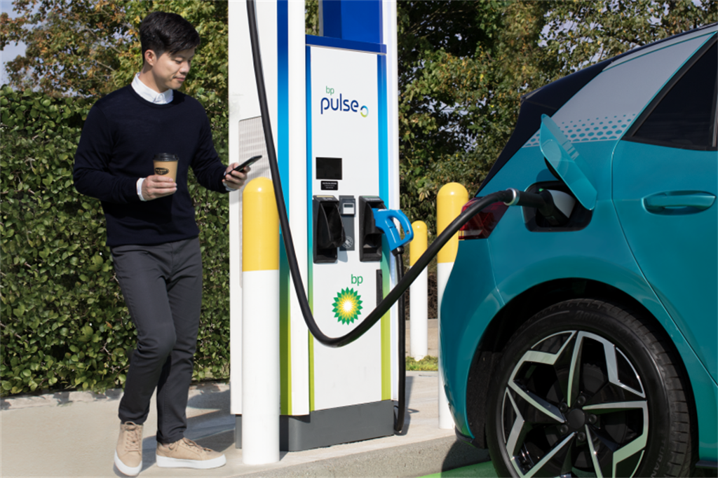 賣電比賣油更賺錢？BP 英國石油緊追電動車浪潮，充電站點八年要蓋 7 萬個 (附台灣中油比較)(圖片來源：Electrek)