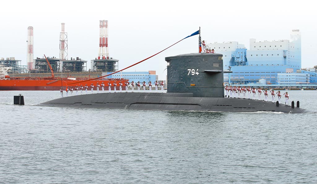 2019年潛艦國造專用廠房動土典禮中，編號794的海虎潛艦在儀式中向三軍統帥蔡英文致敬。（本報資料照片）