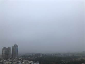 台南市發布濃霧特報空汙橘色警示 環保局洗街車上路