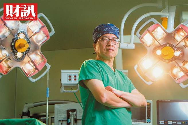 洪朝明靠着精湛的医术、谦冲的性格、突出的协调整合能力，在讲究伦理辈分的白色巨塔里脱颖而出，不到50岁即升任院长；未来，他期许能更接轨国际先进治疗，造福病患。(图/财讯提供)