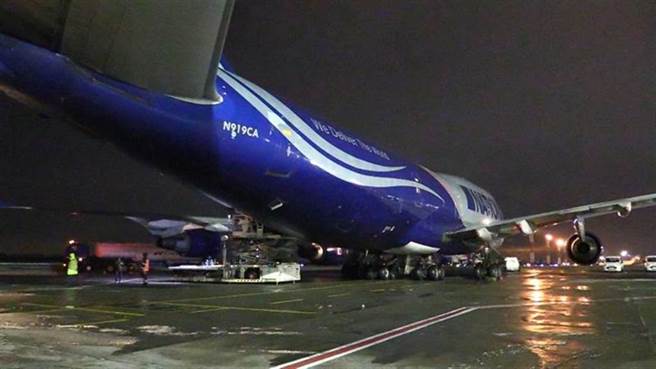 烏克蘭局勢緊張  美國第2批武器援助運抵基輔。圖為美國運抵烏克蘭的首批物資裝備。（圖／路透社）