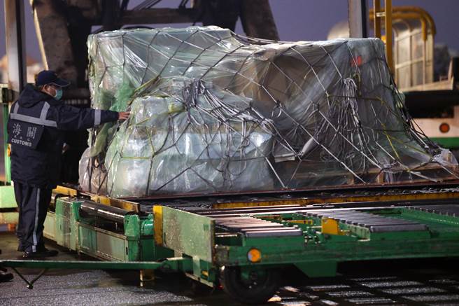 台湾採购1万份默克药厂口服药，首批口服抗病毒药物，今天清晨自美国运抵台湾。（陈麒全摄）