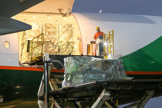  台湾採购1万份默克药厂口服药，首批默克药厂口服药，今天清晨自美国运抵台湾。（陈麒全摄）