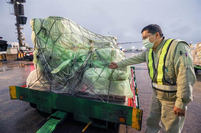  台湾採购1万份默克药厂口服药，首批默克药厂口服药，今天清晨自美国运抵台湾。（陈麒全摄）