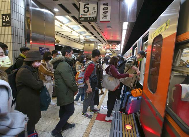 春节返乡潮将至，是否影响疫情引发关注。（示意图／资料照／陈君玮摄）