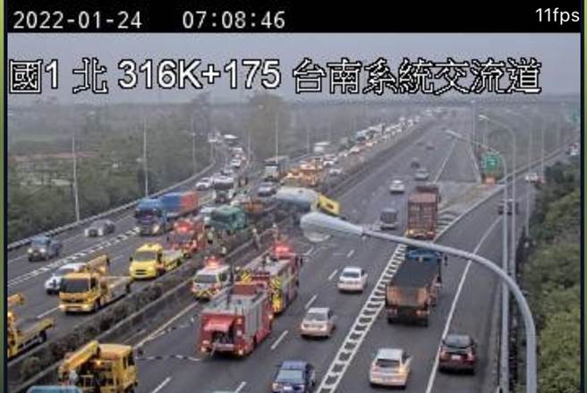 国1南下316k追撞车祸，槽车喷到北上车道。（高公局国道即时影像）