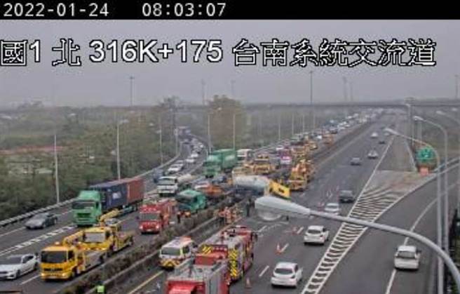 国1南下316k两辆大车追撞车祸，槽车喷对向车道，遭成南下北上通通回堵。（高公局国道即时影像）