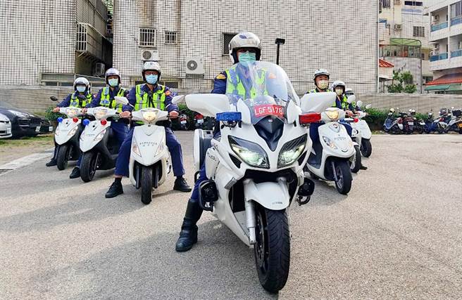 四分局首创交通事故处理快打，春节期间动员大型重机车辅助机动疏导部队。（警方提供）