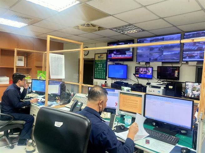 高科技CCTV路口监视器电视墙全时监控车况。（警方提供）