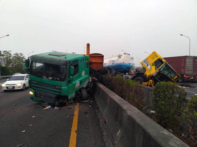 国道1号南下316公里台南永康、仁德路段发生半联结车、槽罐车及自小客车追撞事故。（读者提供／洪荣志台南传真）