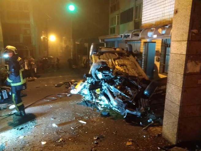 大雅区23日深夜发生死亡车祸，计程车整辆翻覆酿1死。（台中市消防局提供）