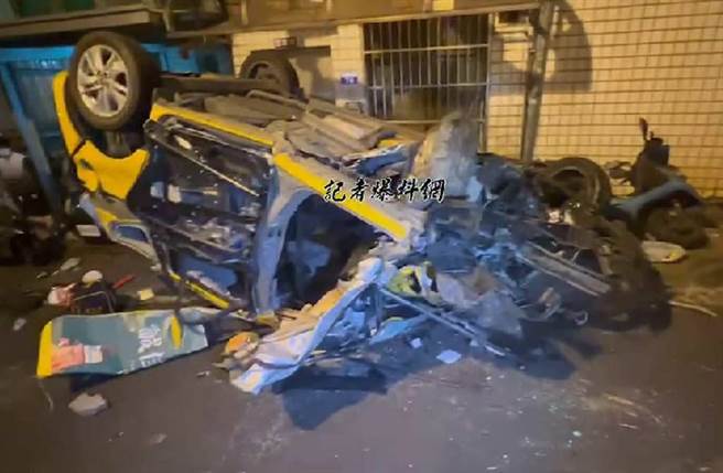 计程车高速撞水泥柱喷飞翻覆成废铁。（记者爆料网）