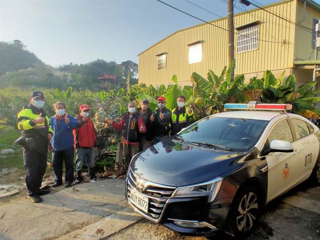東勢區明正里茂谷柑橘陸續採收，東勢分局石城派出所啟動「護果專案」。（東勢警分局提供／陳淑娥台中傳真）
