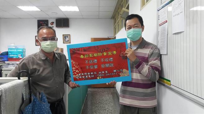 台東縣警察局辦理春節監察防貪工作，派員前往各單位mede 宣導。（台東縣警局提供）