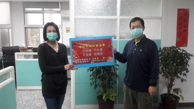 台東縣警察局辦理春節監察防貪工作，派員前往各單位mede 宣導。（台東縣警局提供）