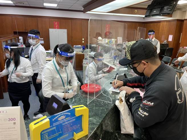 中壢聯邦銀行健行分行復業，行員們戴面罩、口罩，加強防疫。（呂筱蟬攝）