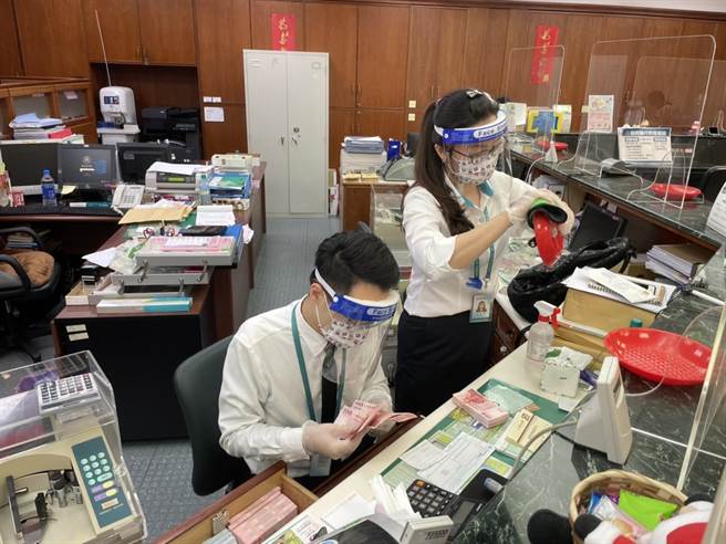 聯邦銀健行分行復業，緊急從其他分行調派人手支援。（呂筱蟬攝）