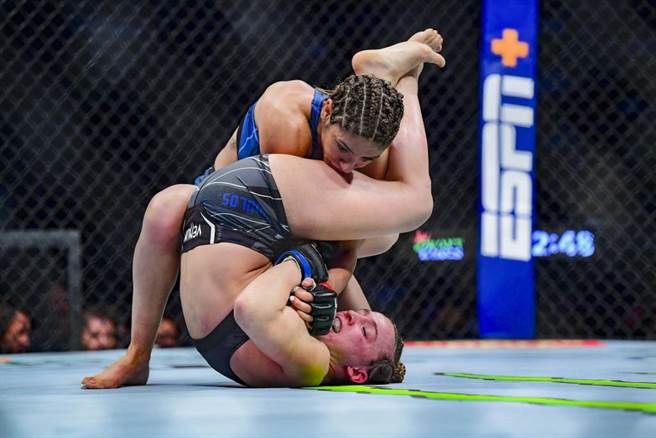 UFC女将Vanessa Demopoulos（下）试图用手臂固定技锁住对手。（达志影像）