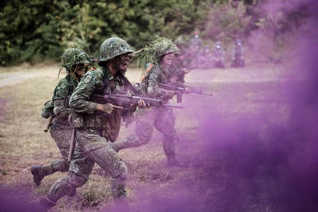 军校入伍训练，女生营接受震撼教育训练。摘自陆军脸书