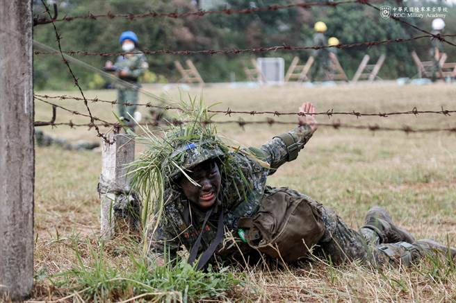 军校入伍训练，女生营接受震撼教育训练。摘自陆军脸书