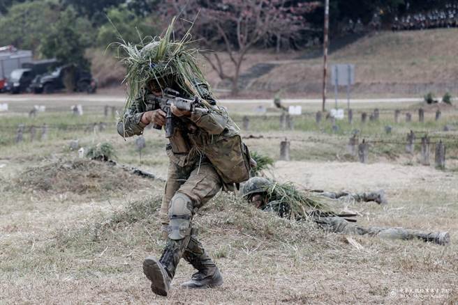 军校入伍训练，女生营接受震撼教育训练。摘自陆军脸书