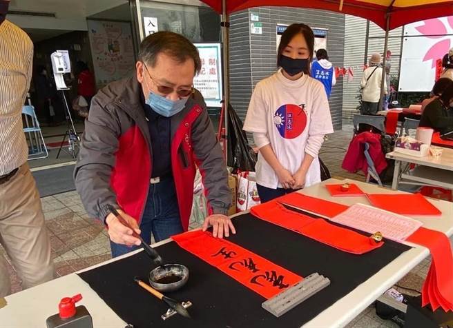 台北市副市长蔡炳坤参加新春挥毫活动，遭疑违反防疫规定。（图／摘自蔡炳坤脸书）