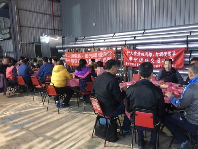 东弘科技席开22桌，邀请弱势族群感受年节氛围。（清水警分局提供）