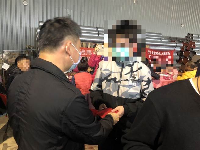 大杨派出所结合民间力量，在辖区举行爱心送暖活动。（清水警分局提供）