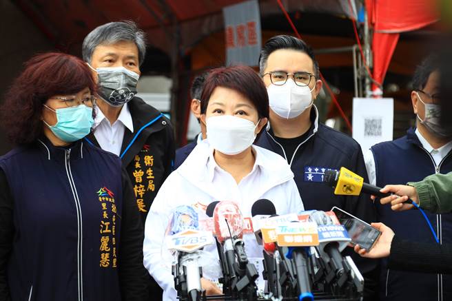 台中市长卢秀燕24日宣布，台中市医疗院所禁止探病、陪病以1人为限。（冯惠宜摄）