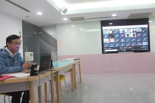 「生命教育、幸福有品校园」正念教育推广研习，今在线上举办最后一场，新北市教育局长张明文在线上与参与教师互动。（陈慰慈摄）