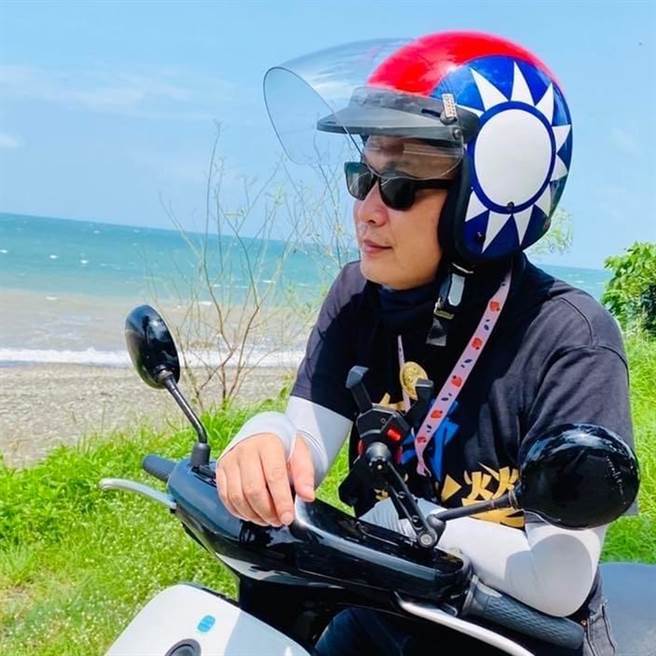 罗智强回忆儿时一家骑车五贴往事。（图／摘自罗智强脸书）