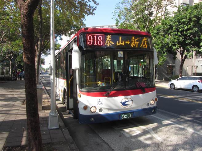 春节期间，新北各路线公车调整为例假日发车班次。（新北市交通局提供）