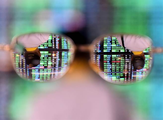 台积电、联发科买单拉高，台股今(24)日早盘一度翻红，上下震盪逾200点。(资料照)