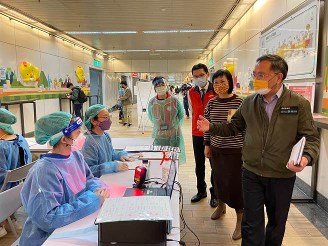 台北市副市長蔡炳坤24日早上視察東區地下街接種站。（台北市政府提供／張立勳台北傳真）