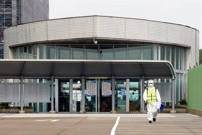 桃園市教育局24日公布桃園今新增3校預防性停課1天，包括龍星國小、永豐高中（含國中部）和大園國中，據悉共涉及4個小孩，都是亞旭確診員工同住的學生。圖為園區內實施清消作業。（陳麒全攝）