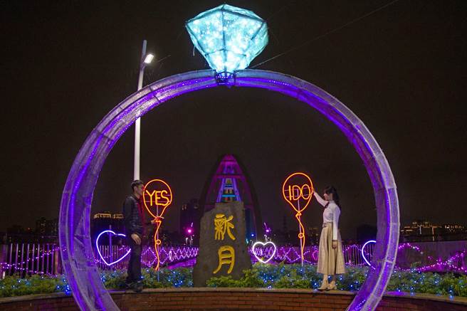 新月桥的巨型戒指光雕，搭配缓缓升空的可爱气球，彷佛让彼此爱情甜蜜升空了。（新北市高滩处提供）