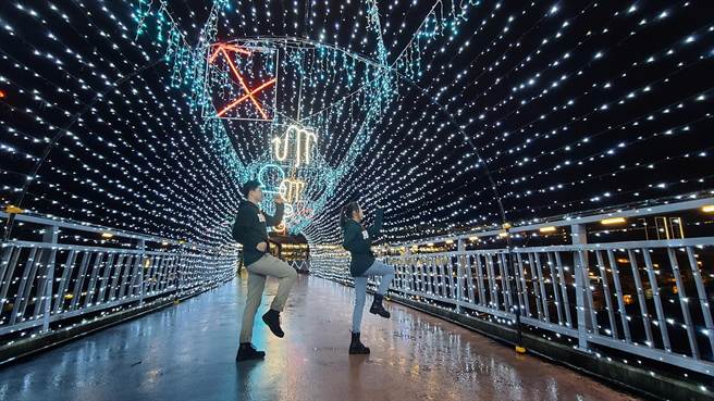 辰光桥以12星座为设计主轴于桥上布设树型灯海隧道。（新北市高滩处提供）