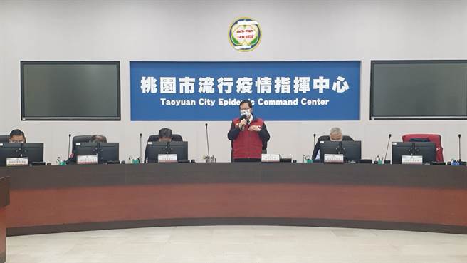 桃园市长郑文灿宣布每日公布2次远雄自贸港区确诊个案足迹。(蔡依珍摄)