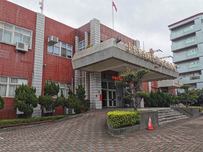 雾峰分局侦查队，24日上午发生侦查佐误击枪枝，幸好未造成人员伤亡。（黄国峰摄）