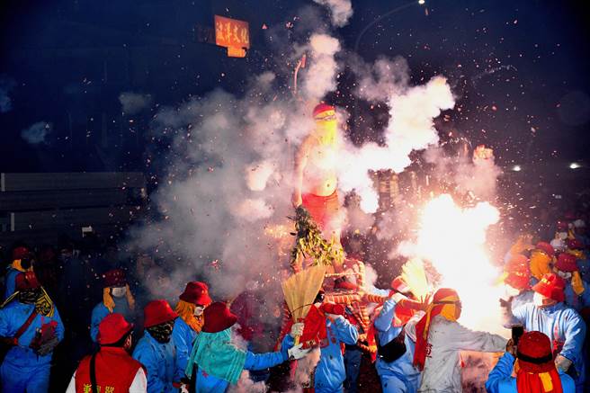 受疫情升高影响，台东炸寒单、民俗遶境停办。（庄哲权摄）